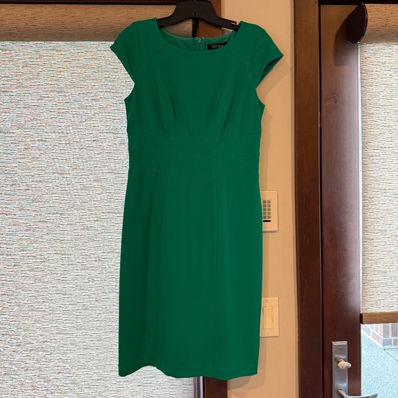 White House Black Market Dresses & Skirts - White House Black Market - Emerald Green , Lined Dress W Size 6